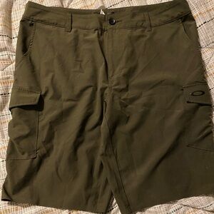 Oakley men’s shorts size 38, olive green.